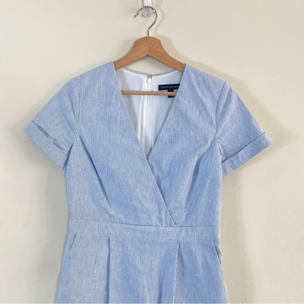Banana Republic Seersucker Linen V-Neck Short Sleeve Blue White Striped - 6